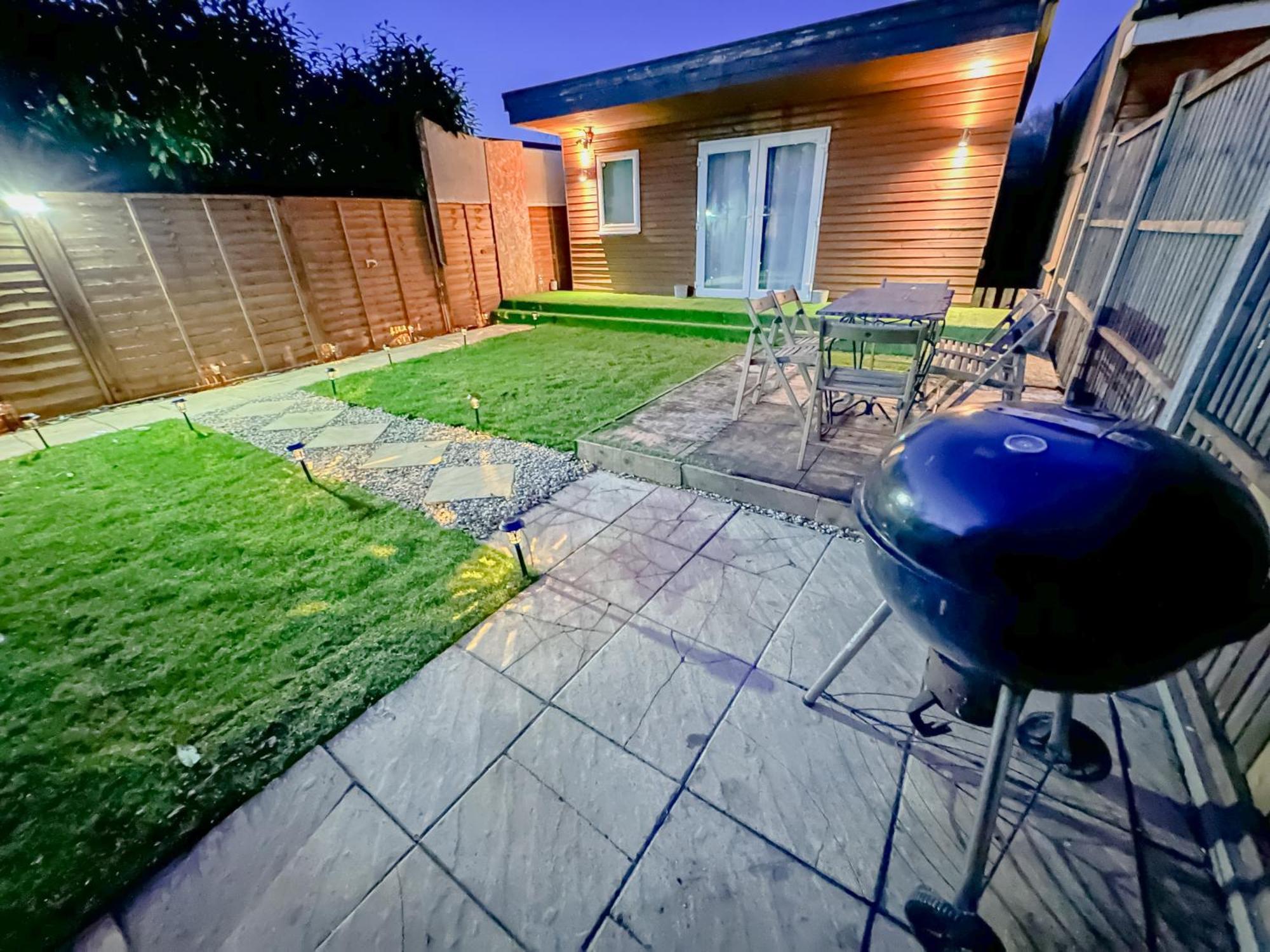 Stunning Studio Garden House - Free Wifi & Parking Hendon Bagian luar foto